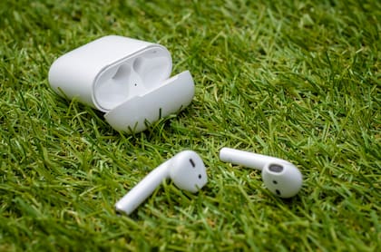 El nuevo portfolio de Apple incluiría AirPods con cámara