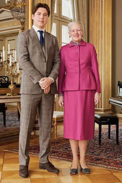 El nuevo posado oficial con la reina Margarita.
