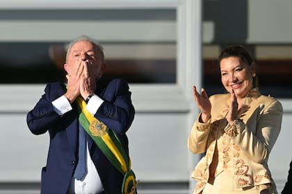El nuevo presidente de Brasil, Luiz Inácio Lula da Silva, lanza un beso a sus simpatizantes junto a su esposa, la primera dama Rosangela "Janja" da Silva, en el Palacio de Planalto