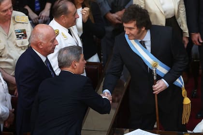 El nuevo presidente de la Argentina, Javier Milei, saluda al presidente de la Corte Suprema, Horacio Rosatti, después de prestar juramento