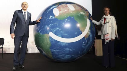 El nuevo presidente de la Conferencia de la ONU sobre el Cambio Climático, el marroquí Salahedin Mezuar, junto a la presidente saliente de la anterior cumbre climática, Ségolène Royal, en la ceremonia de inauguración de la COP22