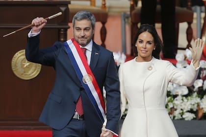 El nuevo presidente de Paraguay, junto a su esposa