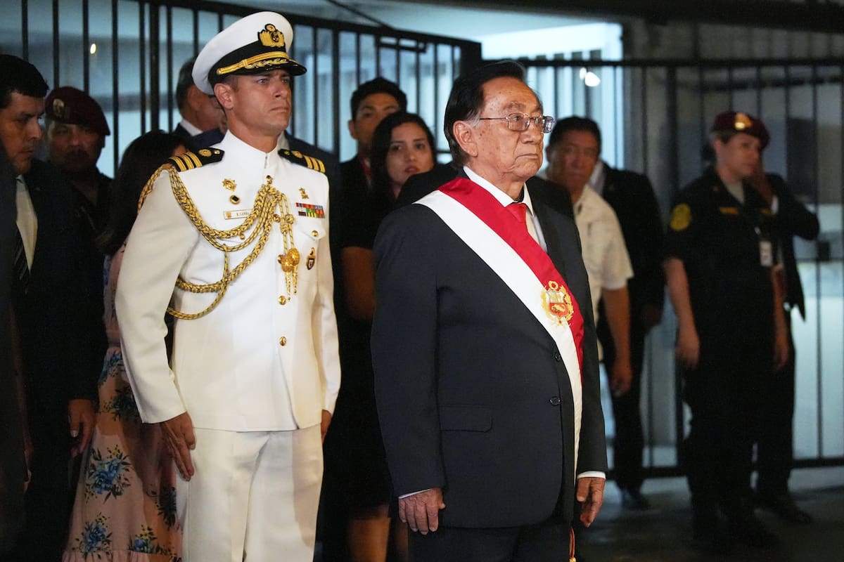 El nuevo presidente de Perú, José María Balcázar, sale del Congreso tras ser elegido por los legisladores tras la destitución de José Jeri, el miércoles 18 de febrero de 2026