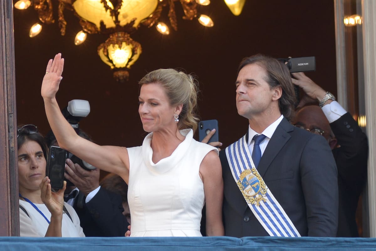 El nuevo presidente de Uruguay, Luis Lacalle Pou, observa a su esposa Lorena Ponce de León saludando desde el Palacio Estévez después de asumir el cargo, en Montevideo, Uruguay, el 1 de marzo de 2020
