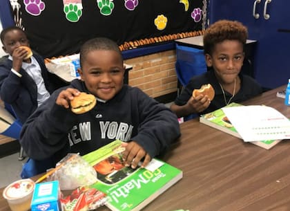 El nuevo presupuesto incluye desayunos y almuerzos gratuitos para estudiantes de escuelas públicas, con un ahorro estimado de US$1.600 al año por alumno
