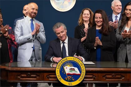 El nuevo presupuesto para California, firmado por Newsom, logra cero déficit no solo para el presente año fiscal, sino también para el próximo