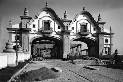 Foto histórica de LA NACION de cuando se estaba construyendo el puente usado para el Visualizer de los Rolling Stones
