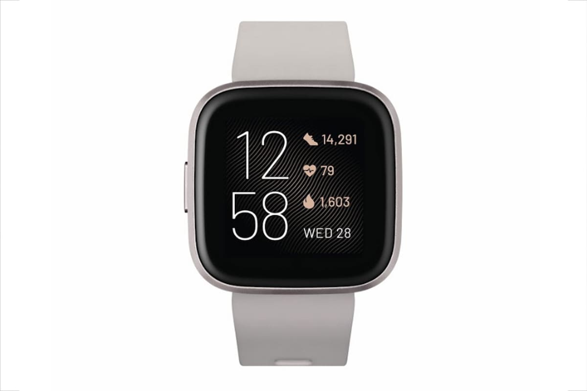 El nuevo reloj conectado de Fitbit sigue la línea del Versa Lite con un único botón físico, e incorpora una pantalla AMOLED más grande y un micrófono