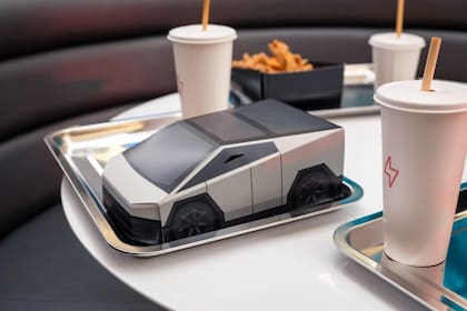 El nuevo restaurante de Elon Musk ofrece comida rápida y cajas en forma del Tesla Cybertruck (Web/Tesla)