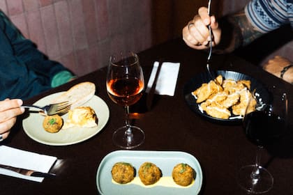 El nuevo restó es un punto obligado para los amantes de los platitos y los buenos vinos