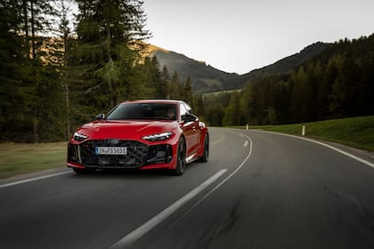 El nuevo RS5 combina un motor V6 biturbo con un motor eléctrico para entregar una potencia conjunta de 639 CV y un torque de 825 Nm