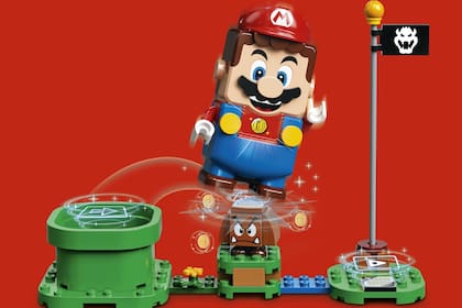 El nuevo set fue desarrollado en conjunto por Lego y Nintendo y permite construir niveles de Super Mario con los bloques de plástico; son interactivos y la figura de Mario tiene una pantalla en el rostro