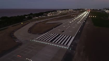 El nuevo sistema de balizamiento de categoría III ilumina la pista y mejora la seguridad, lo que permite operar en condiciones meteorológicas adversas