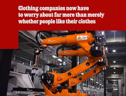 El nuevo supermodelo de brazos robóticos en un almacén de Uniqlo. Foto: The Economist.