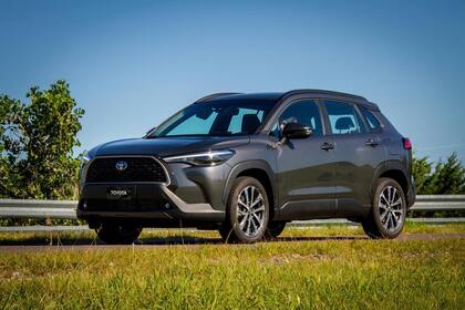 El nuevo SUV mediano de la marca japonesa se ofrece con dos mecánicas: con motor naftero 2.0 L de 170 CV y 200 Nm y caja automática de 10 marchas, o híbrida con un motor 1.8 L y otro eléctrico que entregan en conjunto 122 CV, y transmisión ECVT. Son cinco las versiones (nafta XLI, XEI y SEG, e híbrido XEI y SEG).