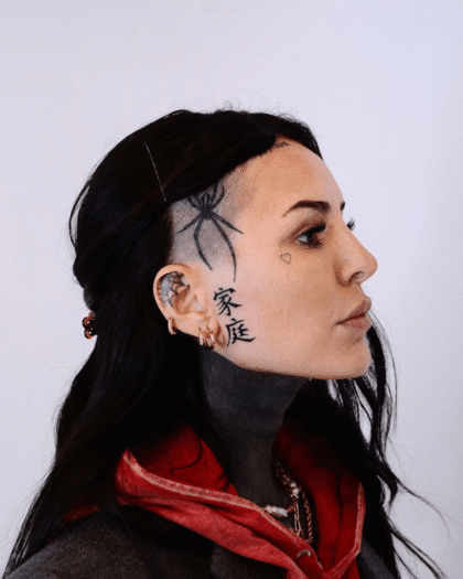 El nuevo tatuaje de Candelaria Tinelli son ideogramas chinos y signfican "familia"