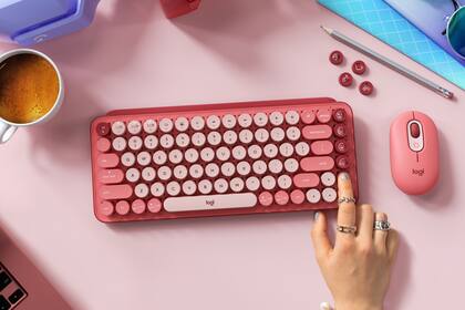 El nuevo teclado mecánico POP Keys de Logitech tiene un diseño compacto, y teclas laterales que se pueden cambiar por otras para ingresar emojis en el texto