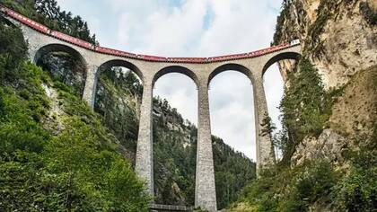 El nuevo tren más largo del mundo en la ruta alpina (Foto: Rhätische Bahn/swiss-image)