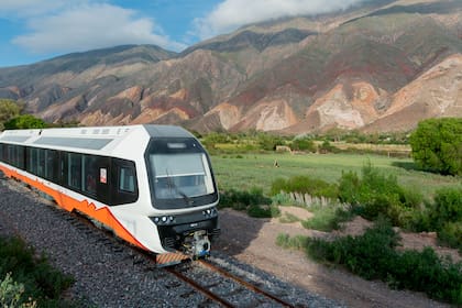 El nuevo tren solar de la Quebrada poco antes de llegar a Maimará (Jujuy) junto a la Paleta del Pintor.
