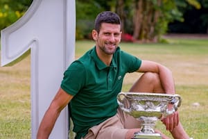 El número 1: Novak Djokovic no sólo es el líder del ranking mundial, sino que acumula varios récords con los que superó a Federer y a Nadal; aquí, con el trofeo del Australian Open, que ganó 10 veces