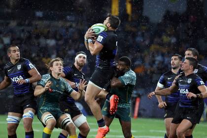 El número 10 en homenaje a Diego Maradona en la camiseta de Facundo Isa durante el partido que disputan Los Pumas vs. los Wallabies en Sidney, Australia.