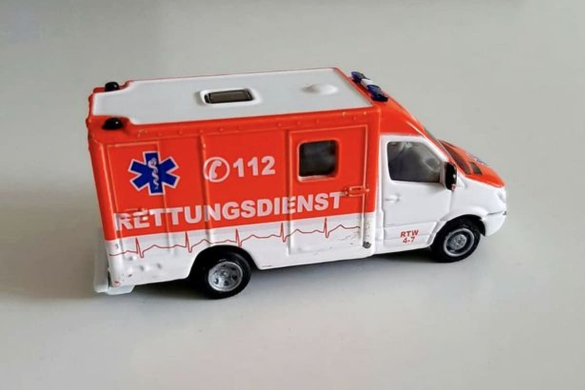 El número 112 escrito al costado de la ambulancia de juguete fue clave para salvar la vida de la madre