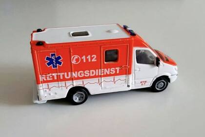 El número 112 escrito al costado de la ambulancia de juguete fue clave para salvar la vida de la madre