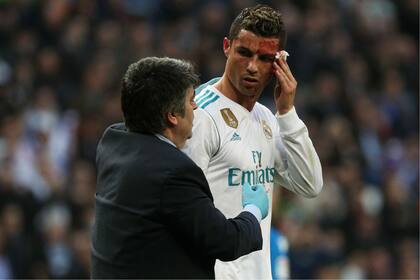 El número 7 merengue debió abandonar el partido por un corte en su ceja izquierda producto de un botinazo del defensor