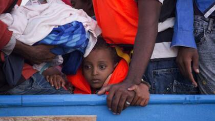 El número de migrantes que tratan de llegar a Europa por la ruta del Mediterráneo central apenas ha variado en el último año