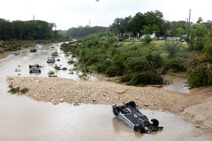 El número de muertos por fuertes tormentas en San Antonio aumenta a 10; aún hay desaparecidos