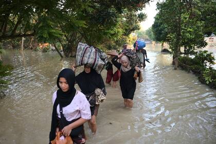 El número de muertos por inundaciones y deslaves en Sumatra, Indonesia, sube a 248