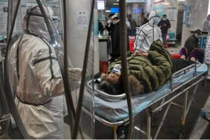 El número de pacientes que llegan al hospital de la Cruz Roja en Wuhan no hace más que aumentar
