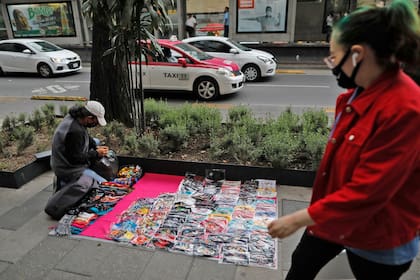 El alto nivel de pobreza y de informalidad obligó a miles de personas a seguir saliendo a trabajar a pesar de las restricciones, como este vendedor en México
