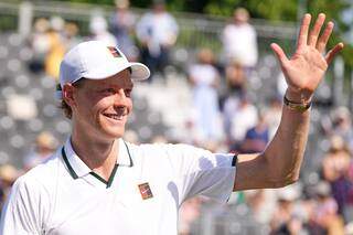 El número uno, Jannik Sinner, intensifica su entrenamiento antes de defender su título en Wimbledon