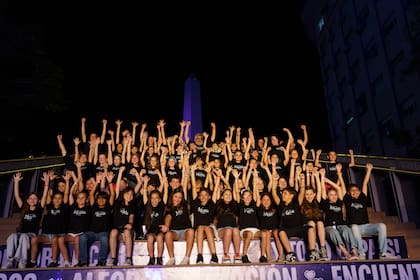 El numeroso elenco de Matilda fue uno de los tantos que se subió la escalinata de Diagonal Norte con vista privilegiada de la ciudad