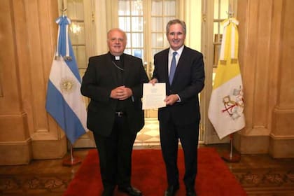 El nuncio apostólico en la Argentina, monseñor Michael Wallace Banach, visitó al canciller argentino Pablo Quirno