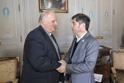 El nuncio apostólico Michel Wallace Banach junto a Axel Kicillof.
