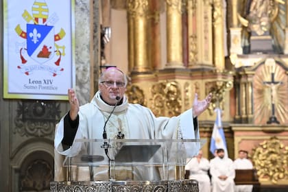 El nuncio apostólico, monseñor Michael Wallace Banach, en su primera misa en la Catedral