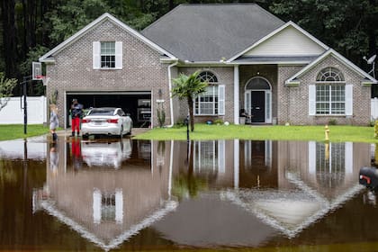 El NWS emitió alertas por inundaciones repentinas y tormentas eléctricas en el Atlántico medio por Debby (AP Foto/Stephen B. Morton)