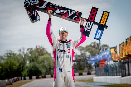El N°1 nuevamente para Leonel Pernía; en enero, el tandilense no sabía si tendría equipo: nueve meses más tarde es el campeón de TC2000