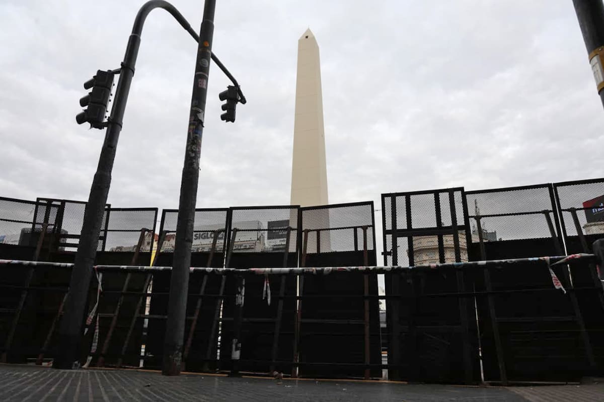 El Obelisco de la Ciudad de Buenos Aires amaneció vallado en la previa del partido entre la Argentina-Inglaterra