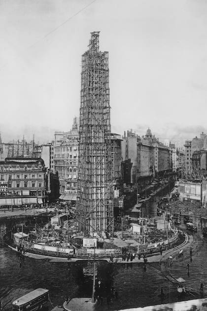 El Obelisco en construcción (1936).