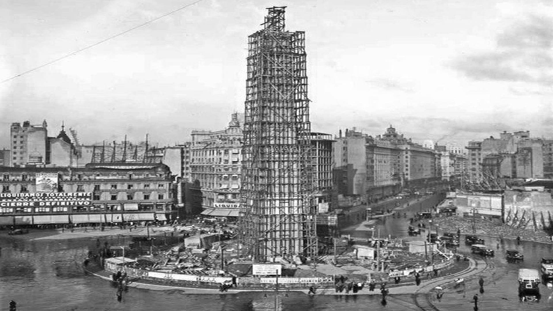El Obelisco en construcción