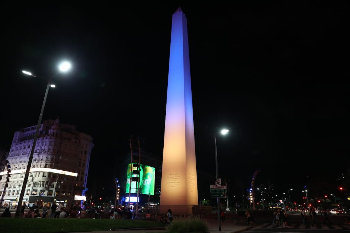 el obelisco fue iluminado con los colores de la bandera ucraniana