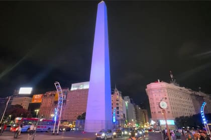 El Obelisco se iluminó de azul el viernes