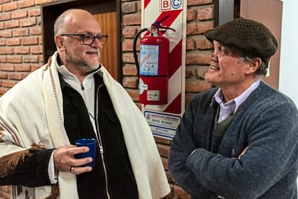 El obispo auxiliar Eduardo Redondo junto a Marcelo Eyheramendy, director del Instituto de Formación Diaconal San Lorenzo Mártir, donde se suman cada vez más aspirantes
