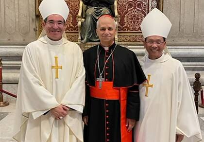 El obispo auxiliar Felipe Pulido, a la izquierda; en medio el papa León XIV y el obispo de San Diego, Michael Pham
