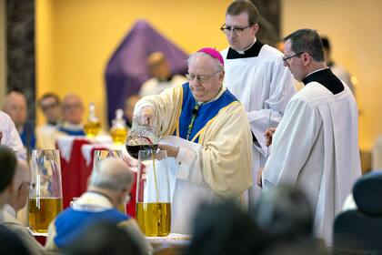 El obispo Bishop Dennis Sullivan en la Parroquia Nuestra señora de la Esperanza en Blackwood, Nueva Jersey