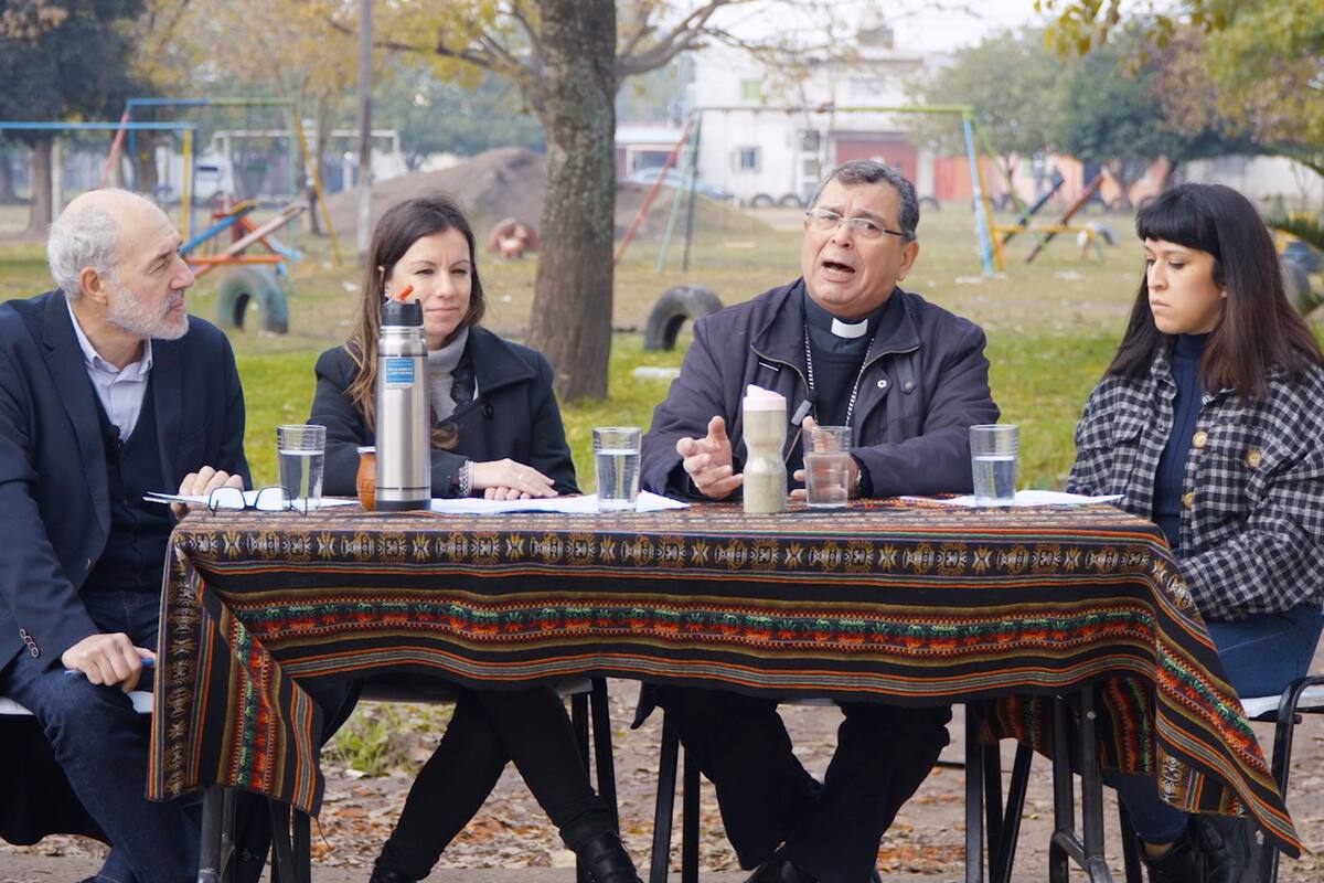 El obispo Carlos Tissera y autoridades de Cáritas presentan el informe en el Centro Comunitario San Pedro Claver, ubicado en el Barrio La Carolina