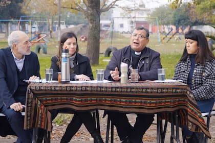 El obispo Carlos Tissera y autoridades de Cáritas presentan el informe en el Centro Comunitario San Pedro Claver, ubicado en el Barrio La Carolina